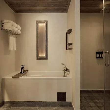 Dinso Resort & Villas Phuket, Vignette Collection By Ihg Patong Exterior photo A bathroom with a shower and a bathtub