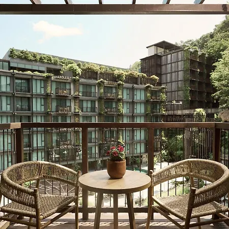 Dinso Resort & Villas Phuket, Vignette Collection By Ihg Patong Exterior photo The hotel's courtyard